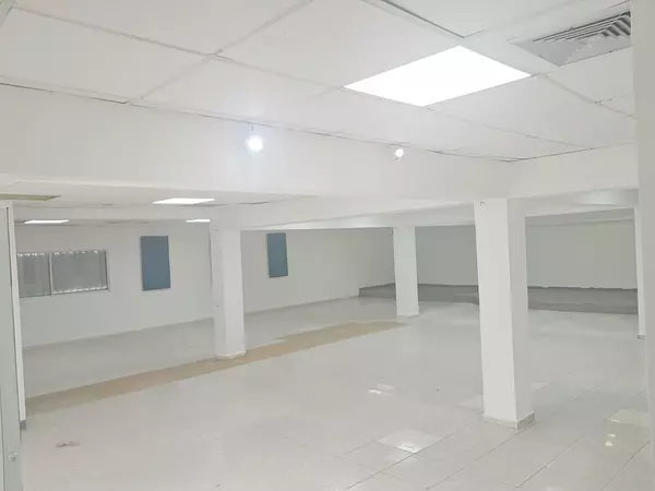 oficinas y locales comerciales - Local céntrico en Evaristo morales  2