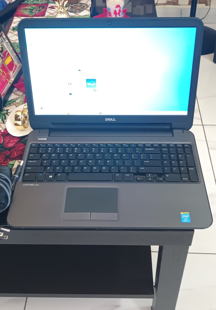 computadoras y laptops - Dell laptop 3540 Core i5 8GB 256GB SSD Windows 10-pro oferta
