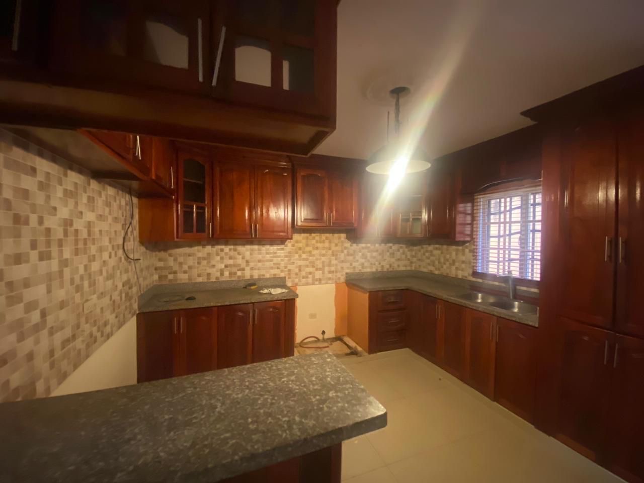 casas - vendo amplia casa de dos niveles en el mirador del este santo Domingo  4