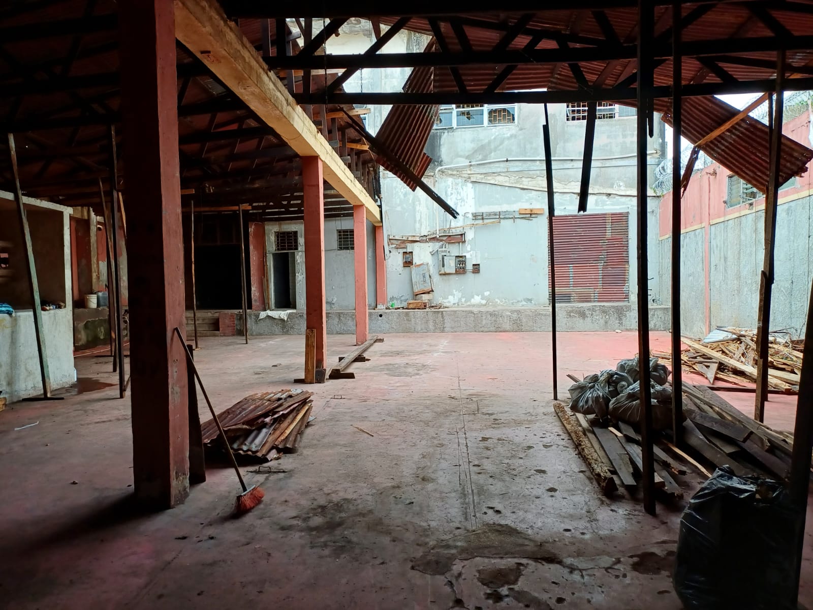 oficinas y locales comerciales - Nave a Remodelar Próximo a la Zona Colonial 5