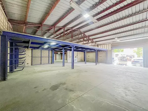 oficinas y locales comerciales - Local céntrico con nave 3