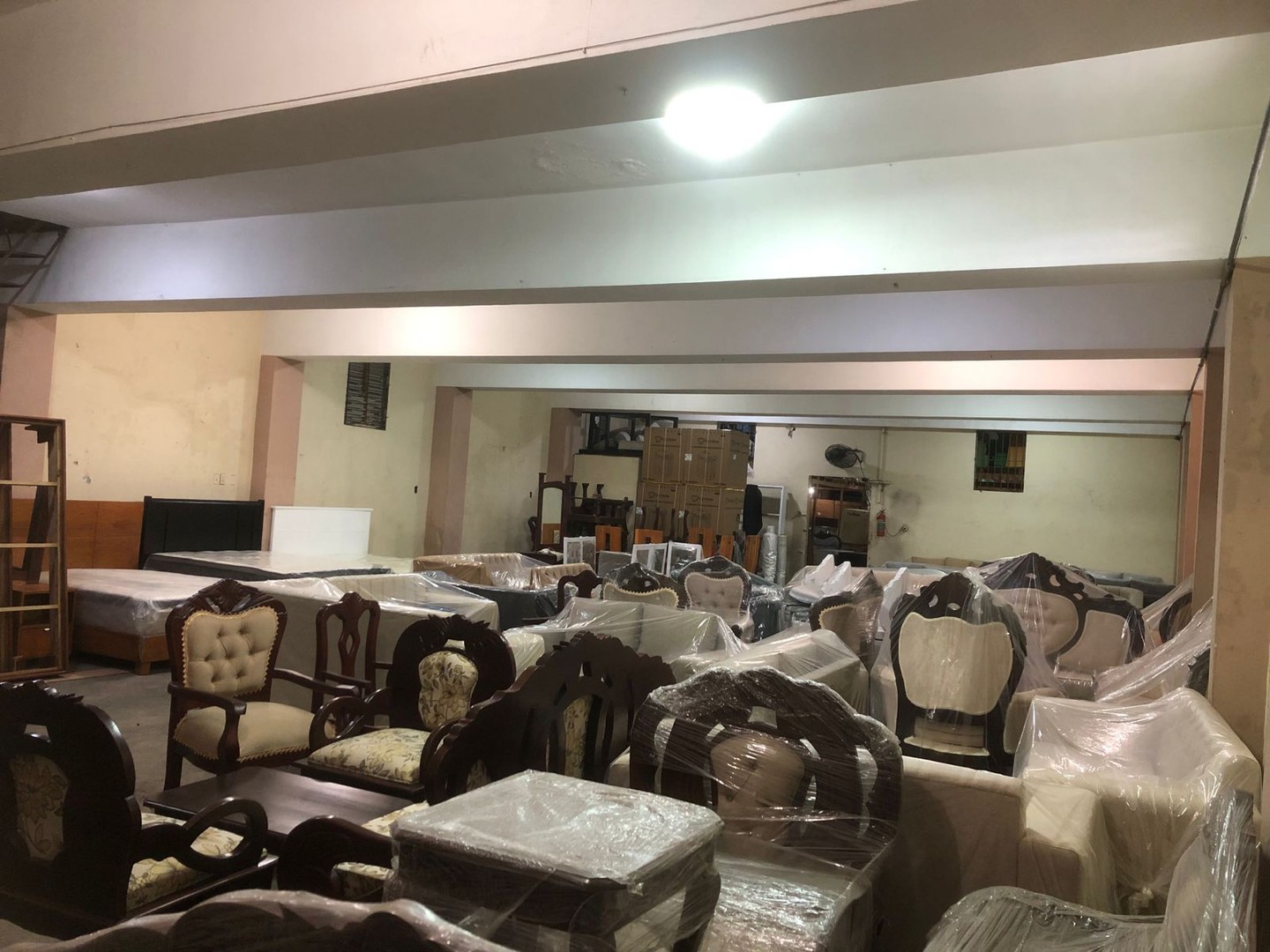 oficinas y locales comerciales - Alquilo Local 200 mts 2do piso Av. Duarte  proximo a la Ovando 
 1