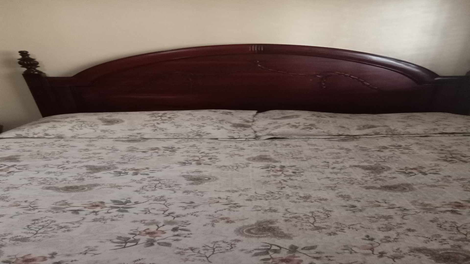 muebles y colchones - De oportunidad vendo espaldar y base de cama Queen en cahoba modelo Luid XV