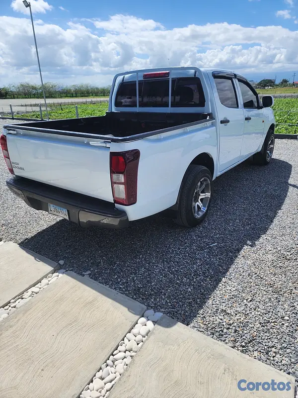 carros - 2017 Isuzu DMAX bajita 💎 5