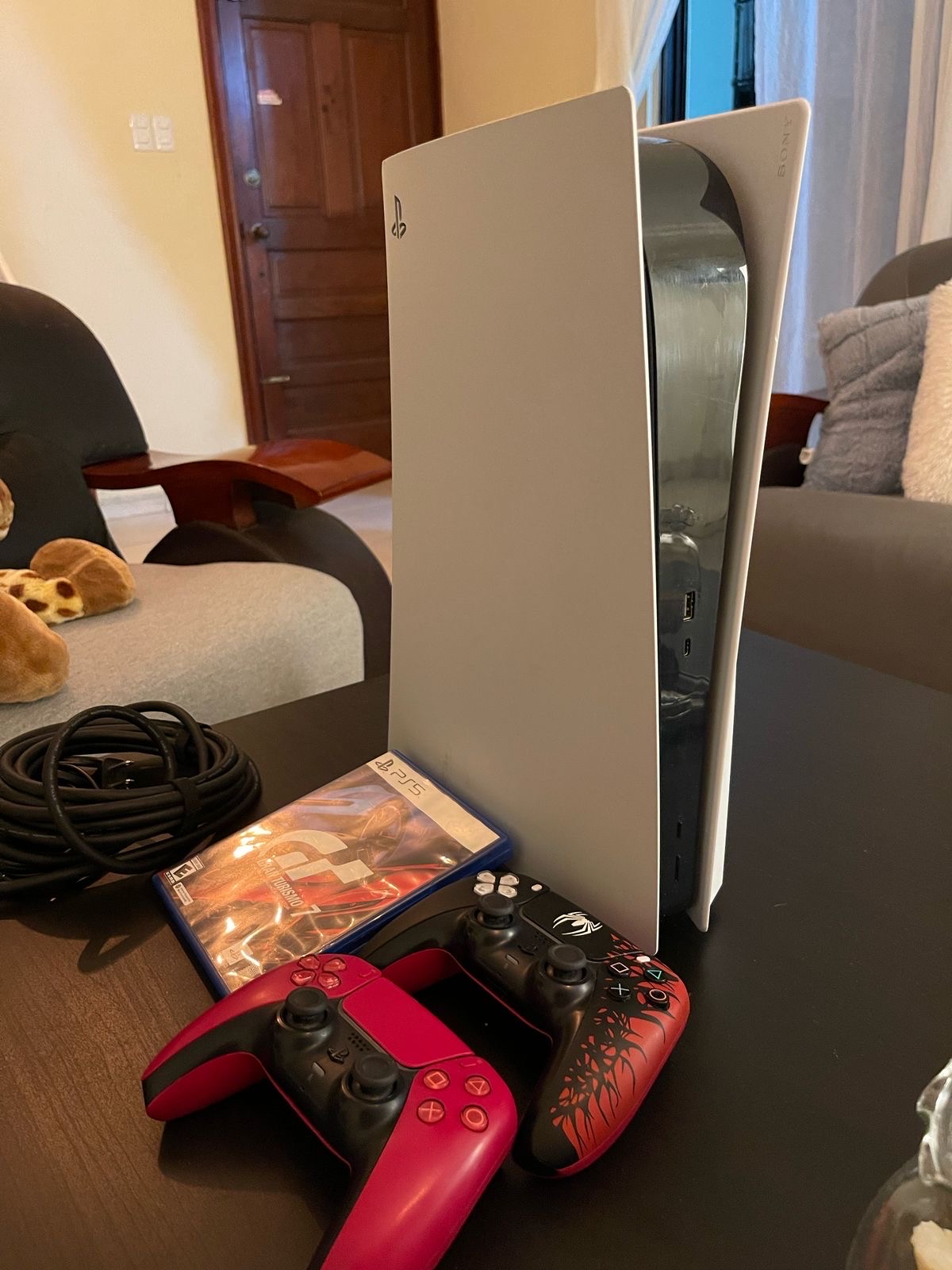 consolas y videojuegos - play 5 de 2TB dos controles originales y un CD  1