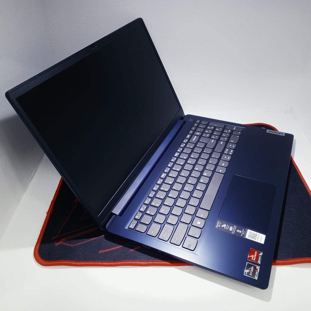 computadoras y laptops - Ideapad 1 15AMN7 82VG00BJUS / AMD Ryzen R3-7320U / 8GB DDR5/256GB SSD NVME
