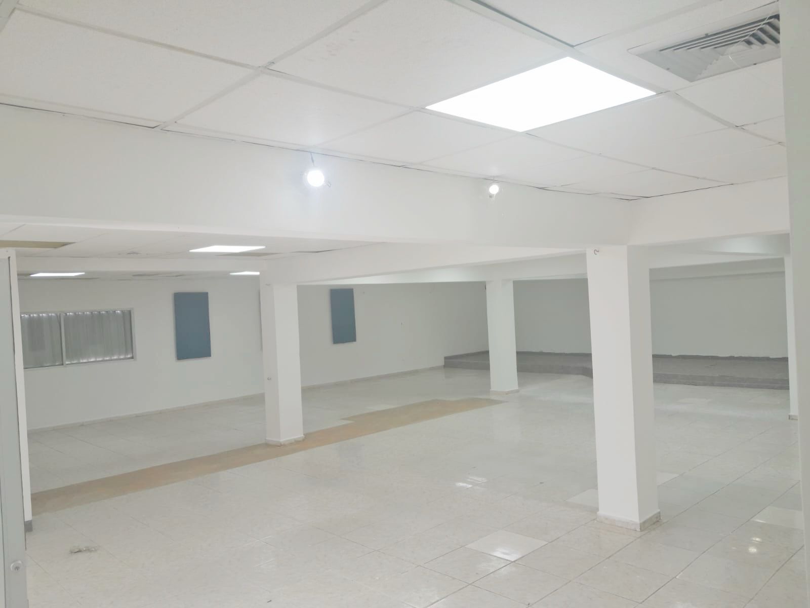 oficinas y locales comerciales - Local céntrico en Evaristo morales  2