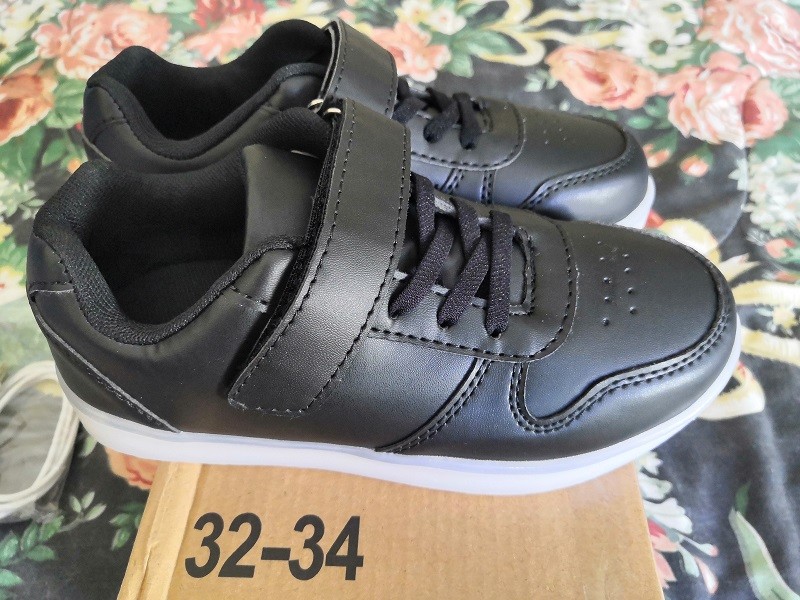 ropa y zapatos - zapatillas tenis sneakers niño negros suela con luz colores carga USB Size 32-34 1
