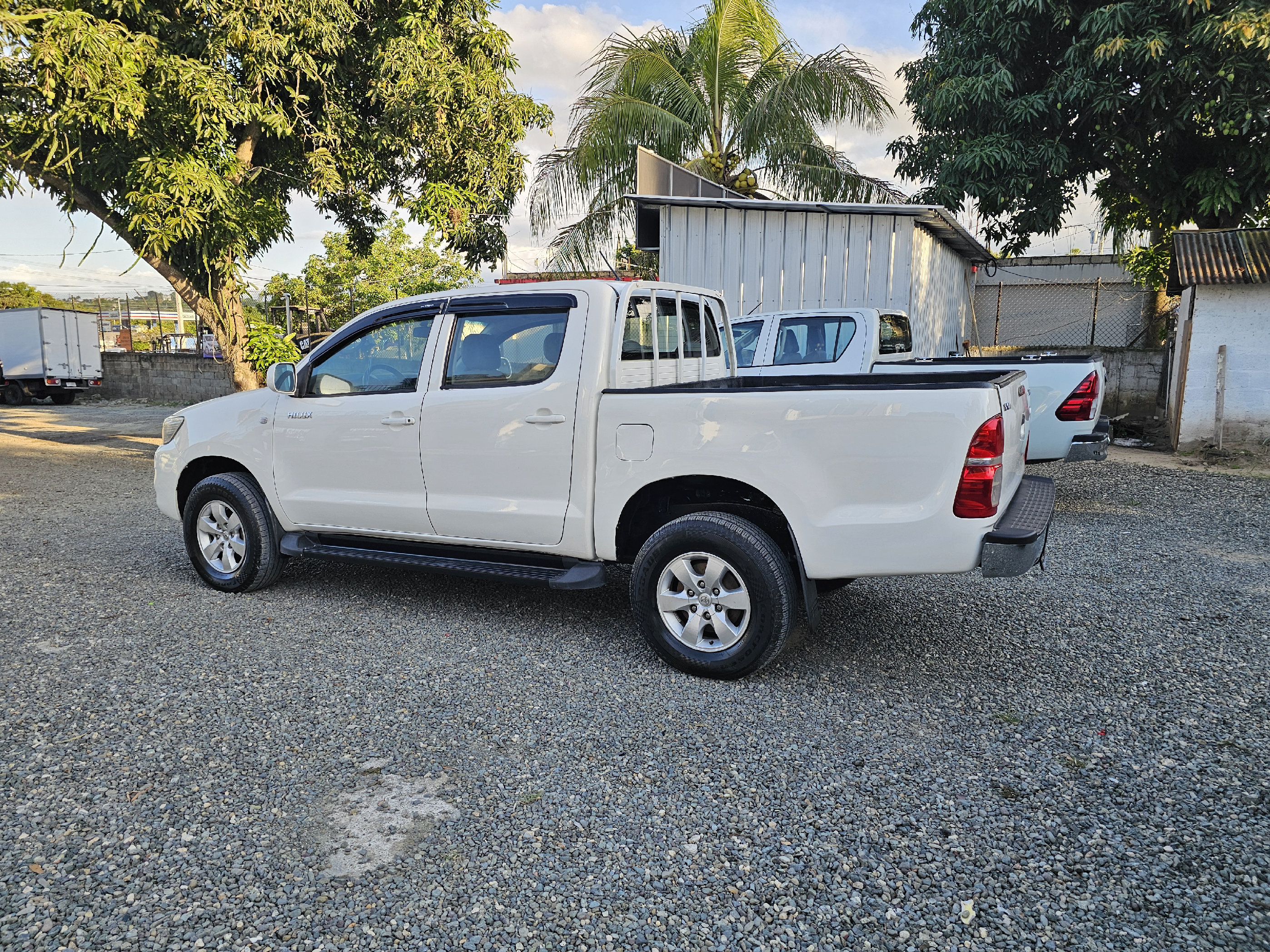 jeepetas y camionetas - Toyota hilux 2015  3