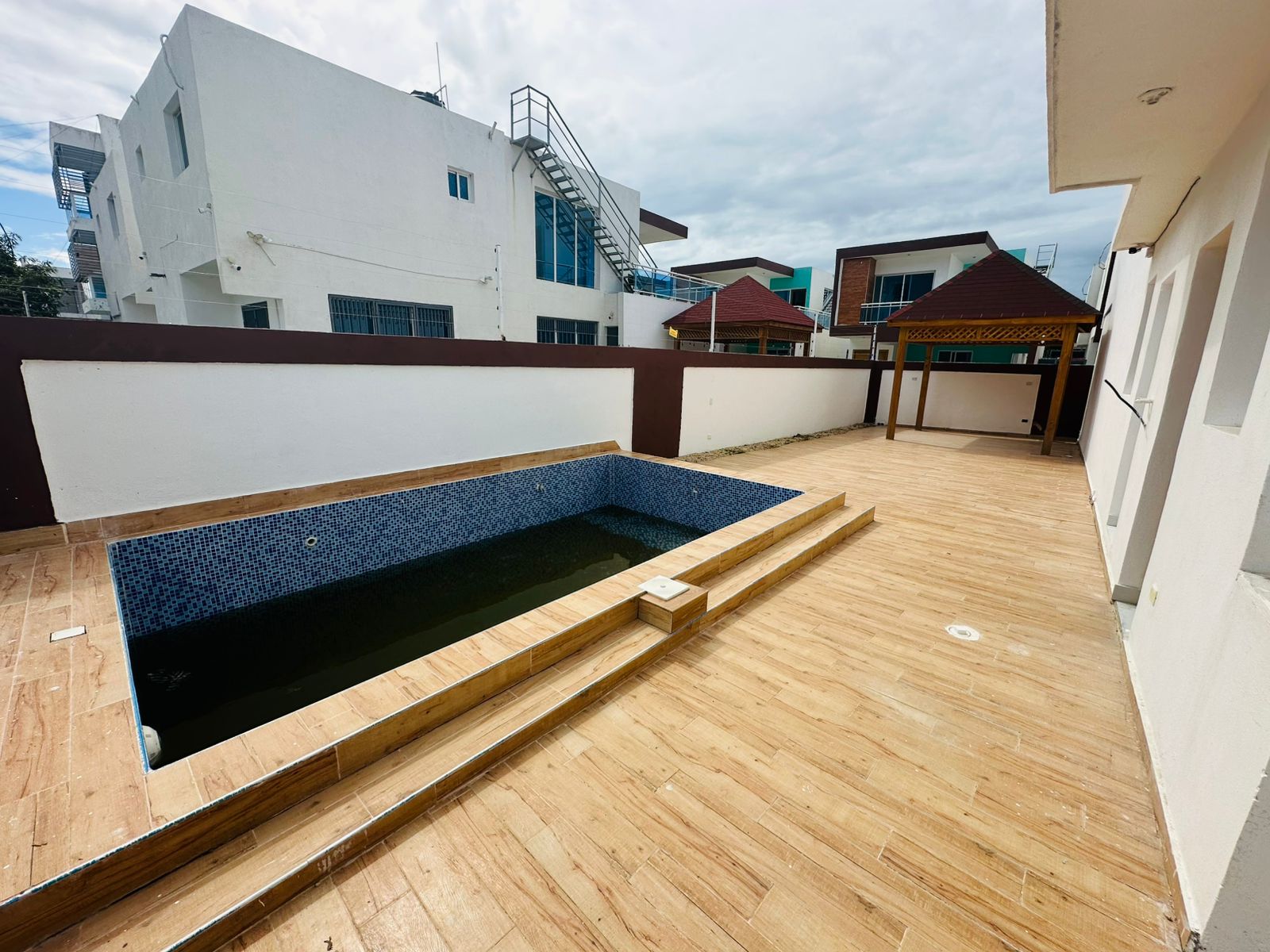 casas - Casa con Piscina, balcón y azotea en Prado Oriental Próximo a la Av. Ecológica 9