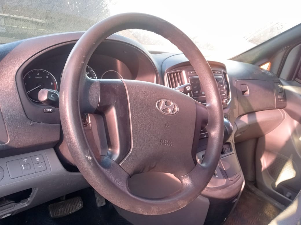 jeepetas y camionetas - HYUNDAI GRAND STAREX 2017 BLANCA 6