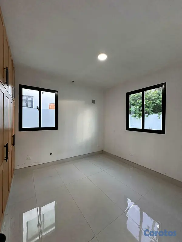 casas - Casa en venta en la Urbanizacion Don Fernando, Gur 6