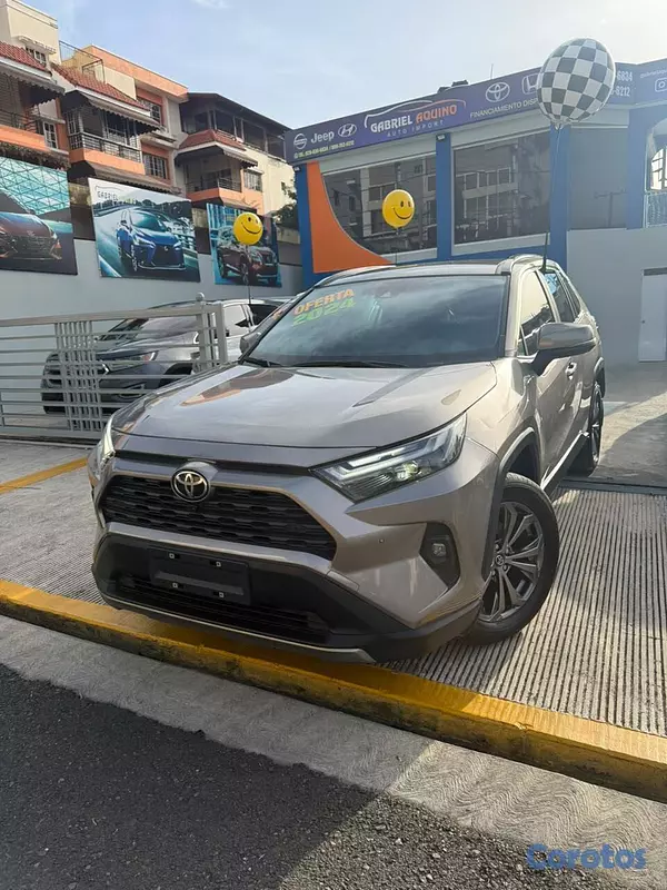 jeepetas y camionetas - Toyota Rav4 XLE 2024 7