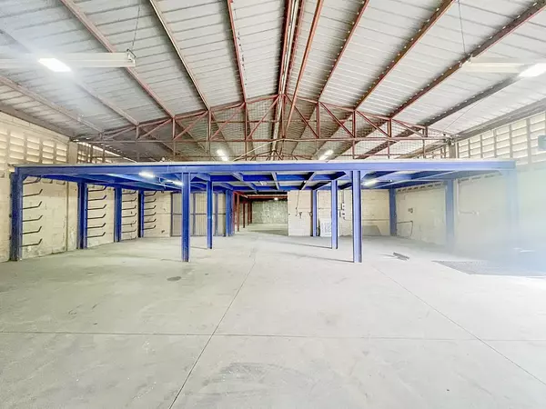 oficinas y locales comerciales - Local céntrico con nave 4