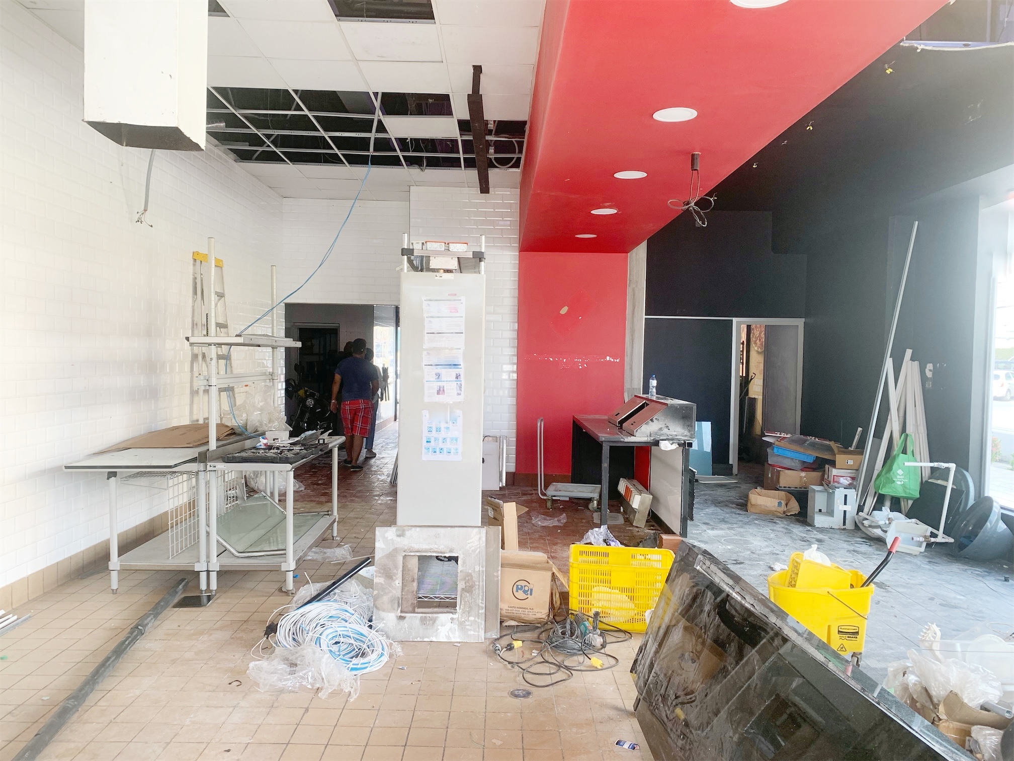 oficinas y locales comerciales - Local con triple altura céntrico y comercial 1
