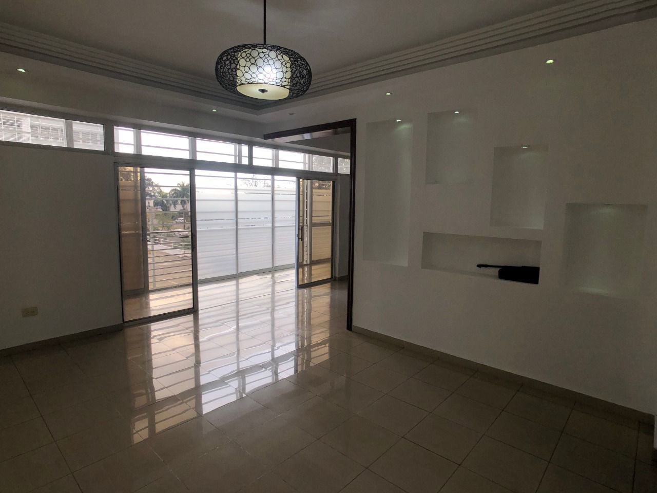 casas vacacionales y villas - Vendo apto en Los cacicazgos 204. Mts. 
Us$ 195,000