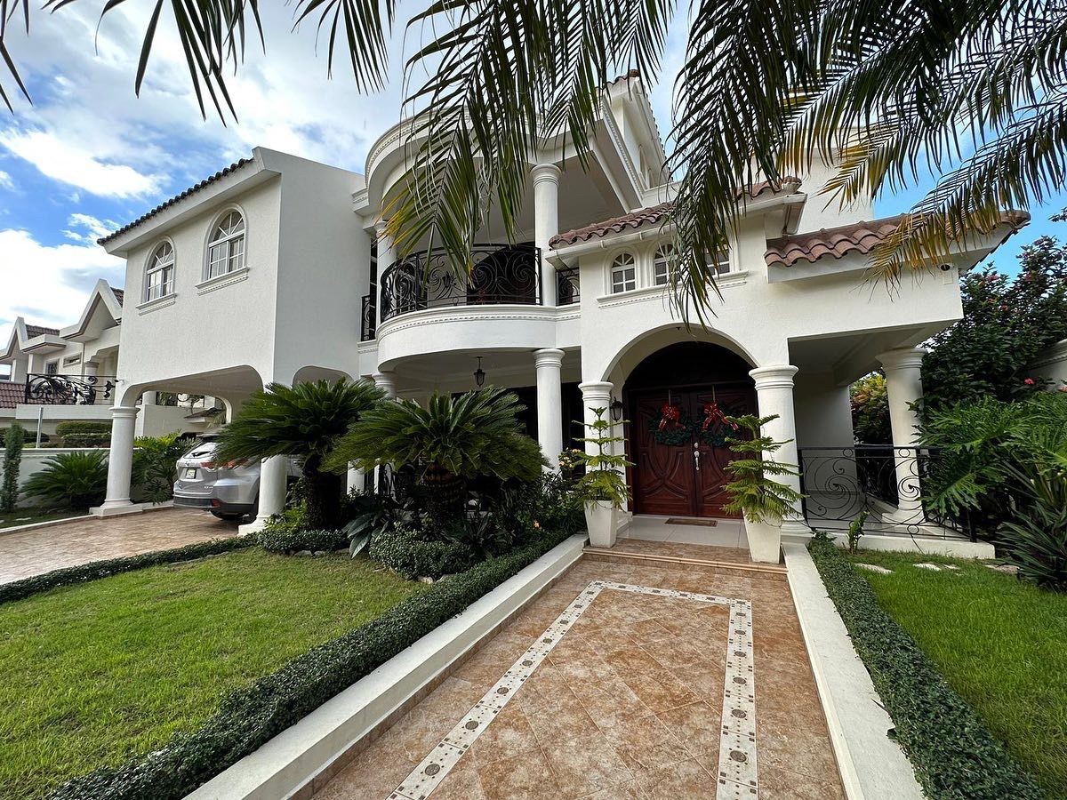 casas - Hermosa Residencia en Venta con Todo el Mobiliario 