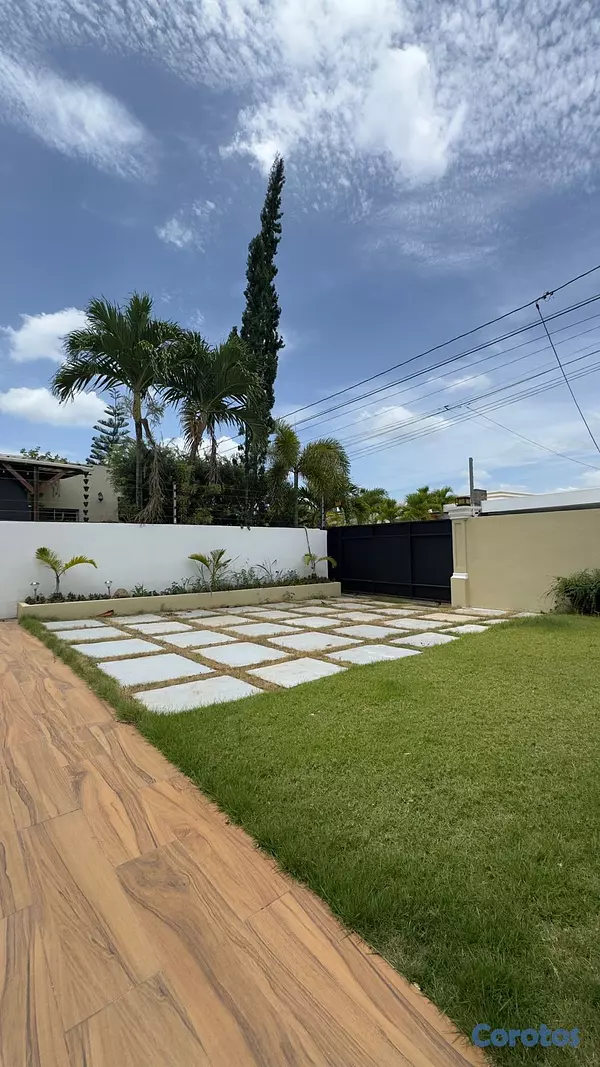casas - Casa con Patio y Piscina en Ave. 27 de Febrero, Sa 7