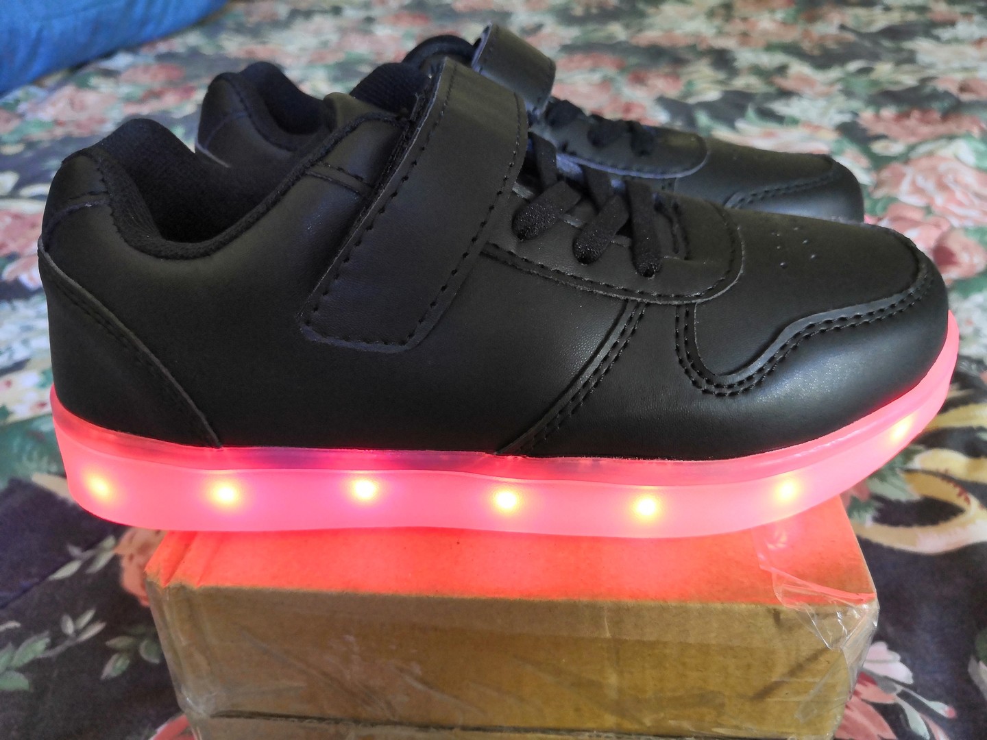 ropa y zapatos - zapatillas tenis sneakers niño negros suela con luz colores carga USB Size 32-34 2