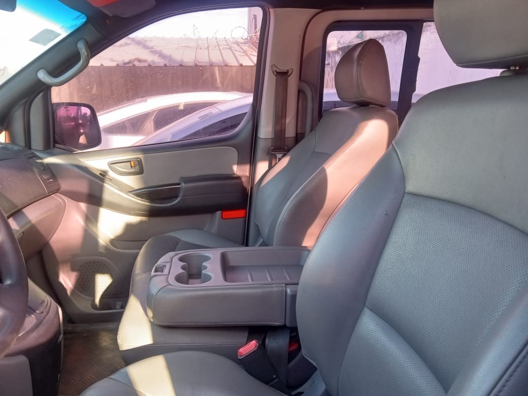 jeepetas y camionetas - HYUNDAI GRAND STAREX 2017 BLANCA 7