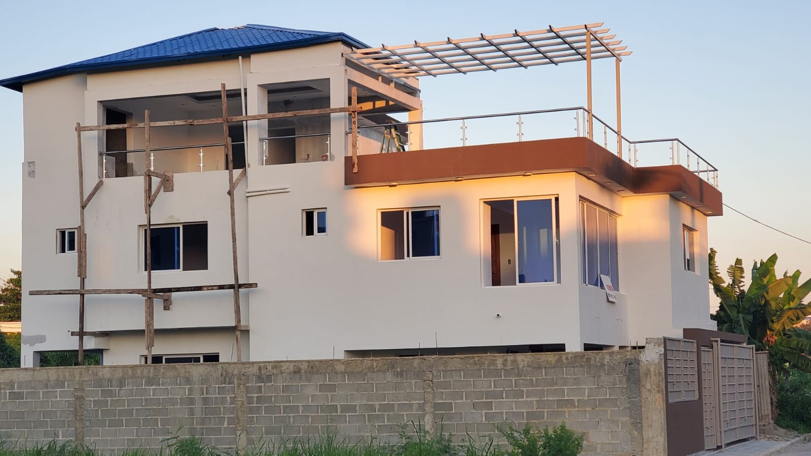 casas - CASA CON 4 HABITACIONES Y DOBLE TERRAZA 1