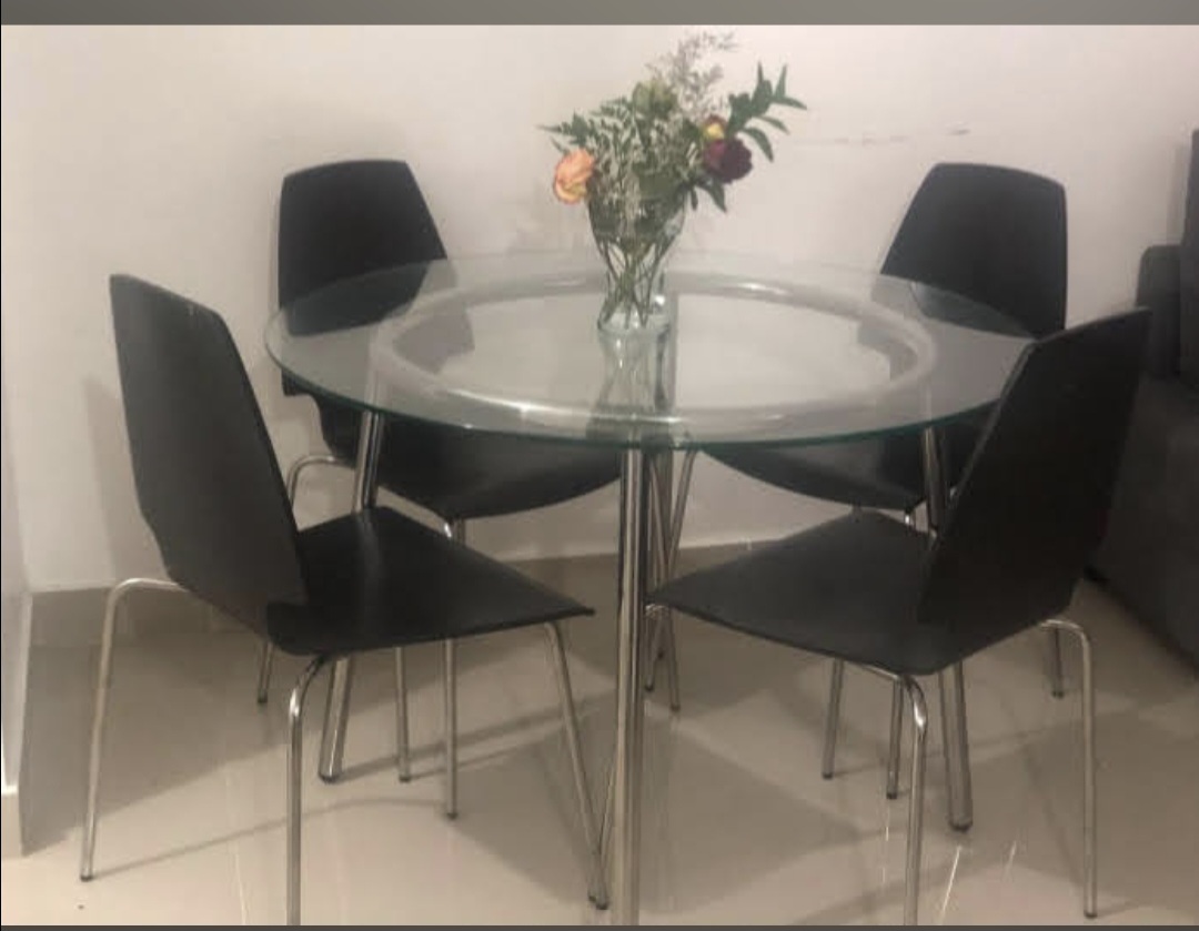 decoración y accesorios - Comedor de ikea  4 sillas  estructura de metal  0