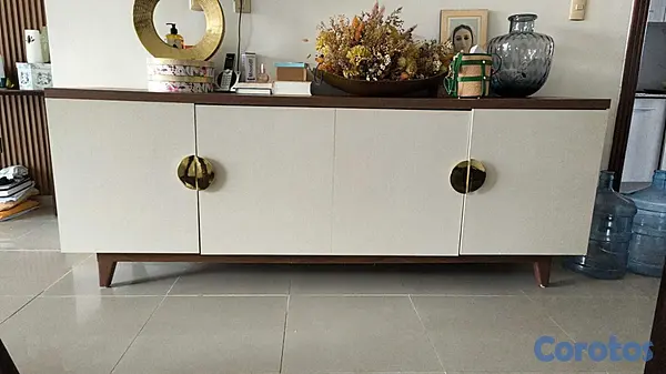 muebles y colchones - Vendo credenza marron, con puertas en color champá 2