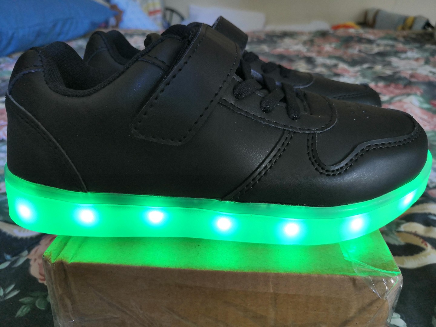 ropa y zapatos - zapatillas tenis sneakers niño negros suela con luz colores carga USB Size 32-34 3