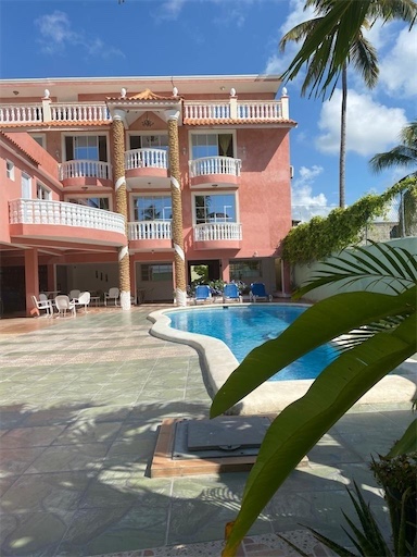casas vacacionales y villas - Venta de hotel con 10 habitaciones en Juan dolio con piscina cerca de la playa 