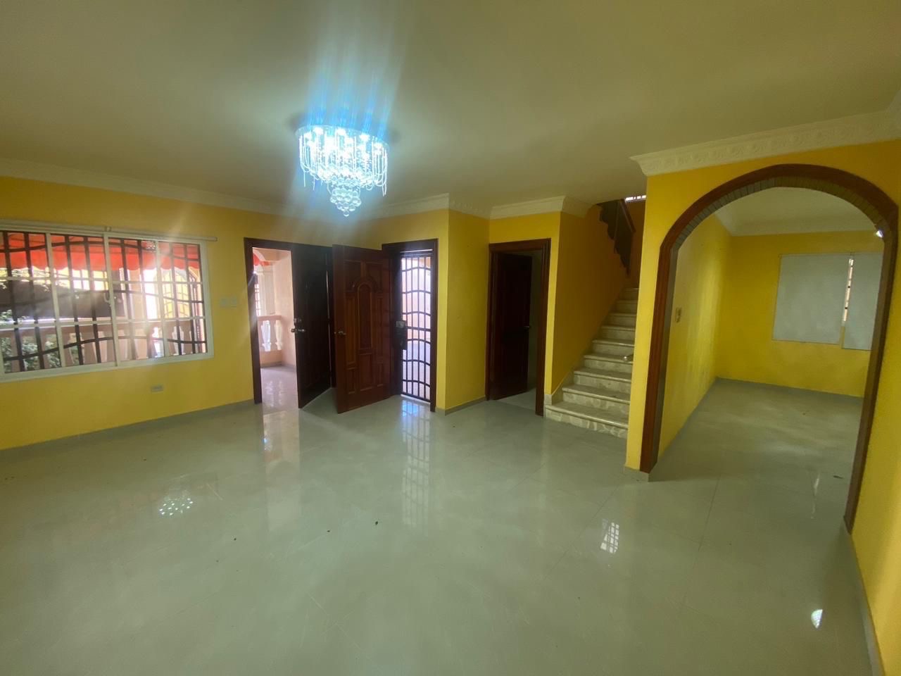 casas - vendo amplia casa de dos niveles en el mirador del este santo Domingo  7