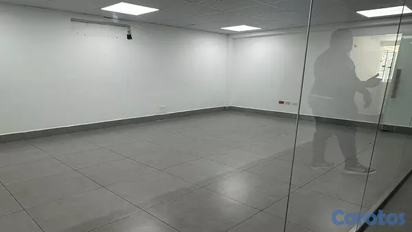 oficinas y locales comerciales - Amplios locales de Primer Piso en el DISTRITO NACIONAL, Los Restauradores. 5