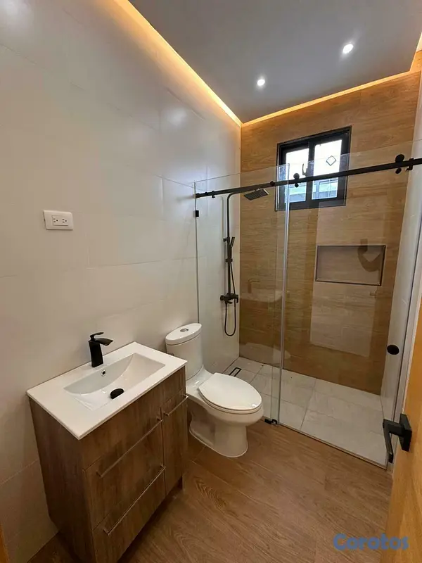 casas - Casa en venta en la Urbanizacion Don Fernando, Gur 8