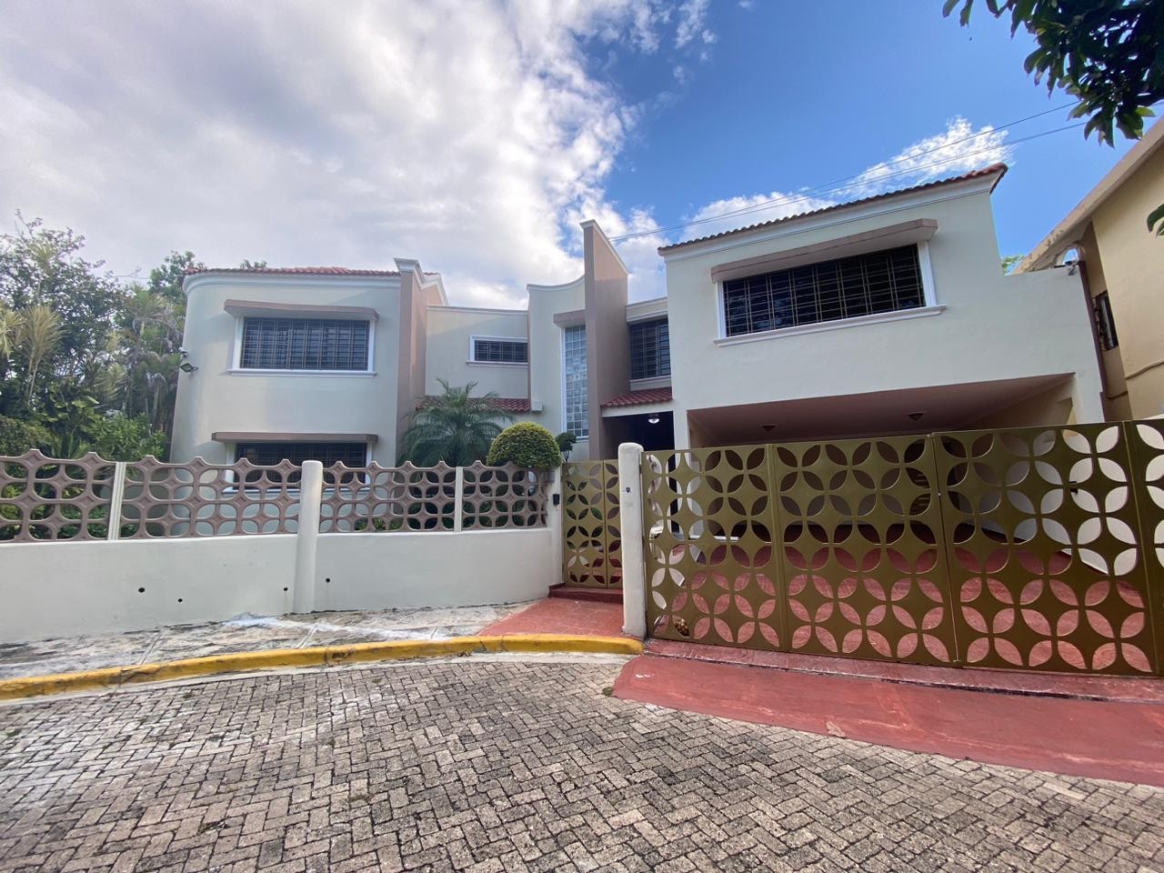 casas - Casa en Venta en residencial cerrado en arroyo Hondo 
Precio: U$S440,000  0