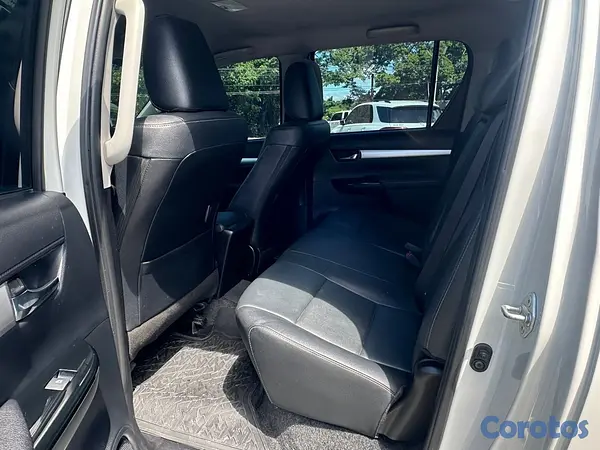 jeepetas y camionetas - Toyota hilux srv 2022 6