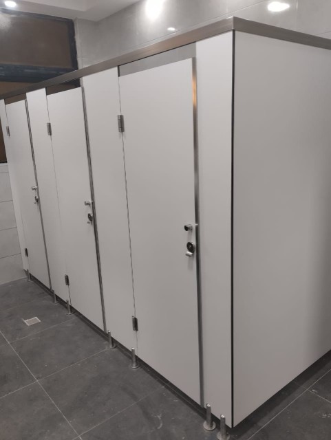 equipos profesionales - Cabinas de baños en Fenolico