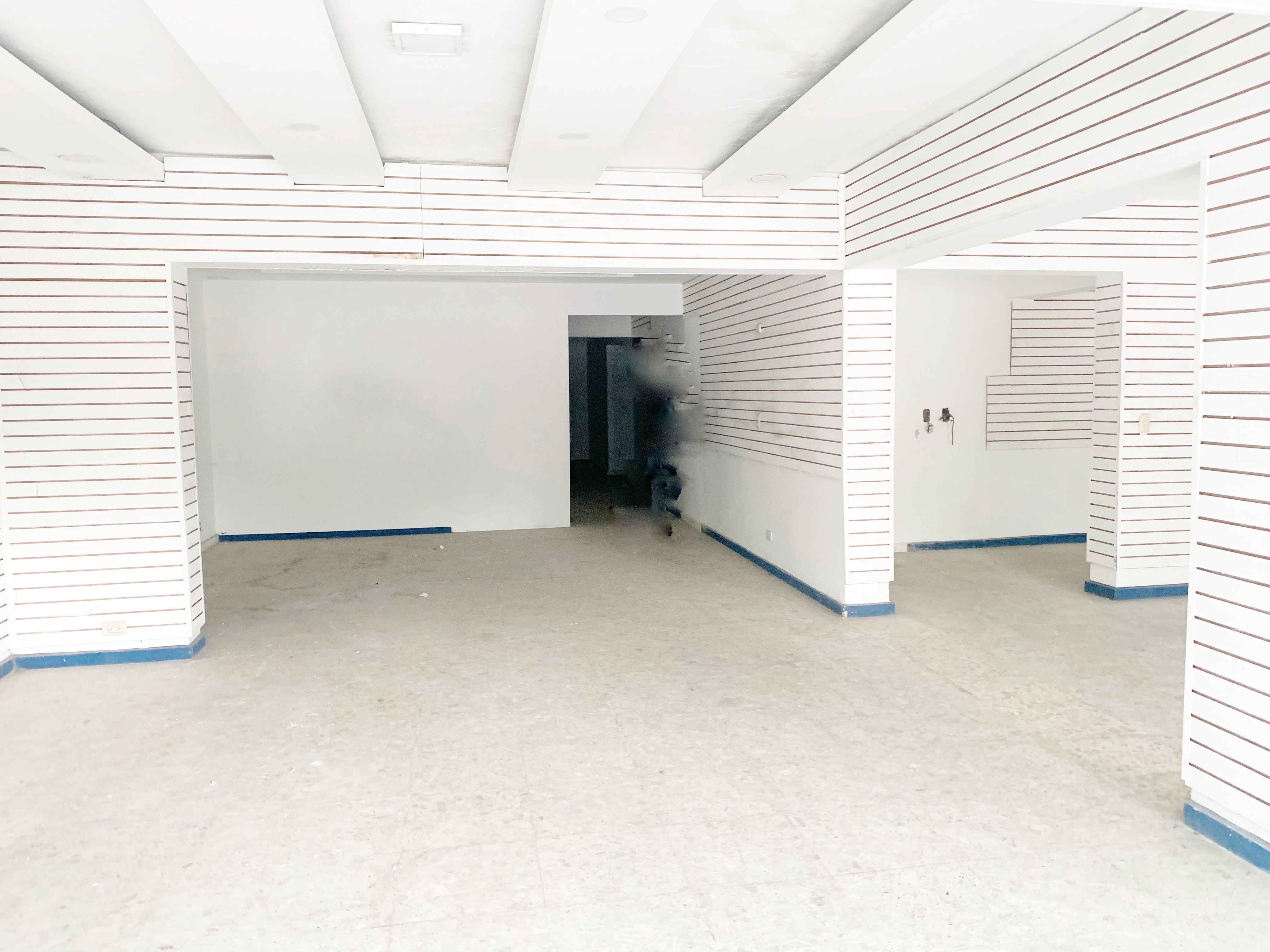 oficinas y locales comerciales - amplio local en primer nivel 1