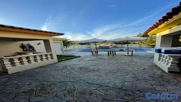casas - Venta de hermosa con 1000mt  de solar en Zona Oriental 6
