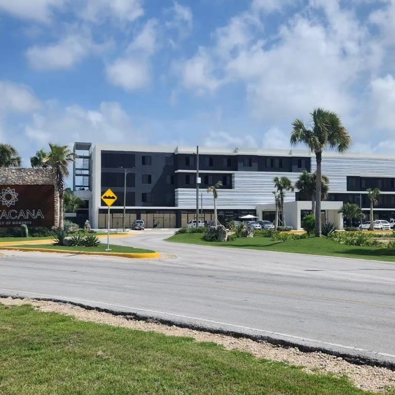 oficinas y locales comerciales - Local comercial en Punta Cana; Vistacana Business Center. 4 minutos de Cocobongo