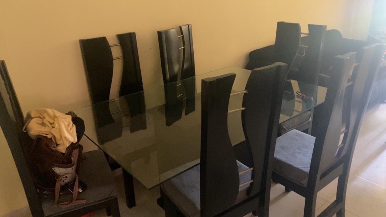 muebles y colchones - Vendo comedor de 6 sillas, poco uso, negro con mesa de cristal.