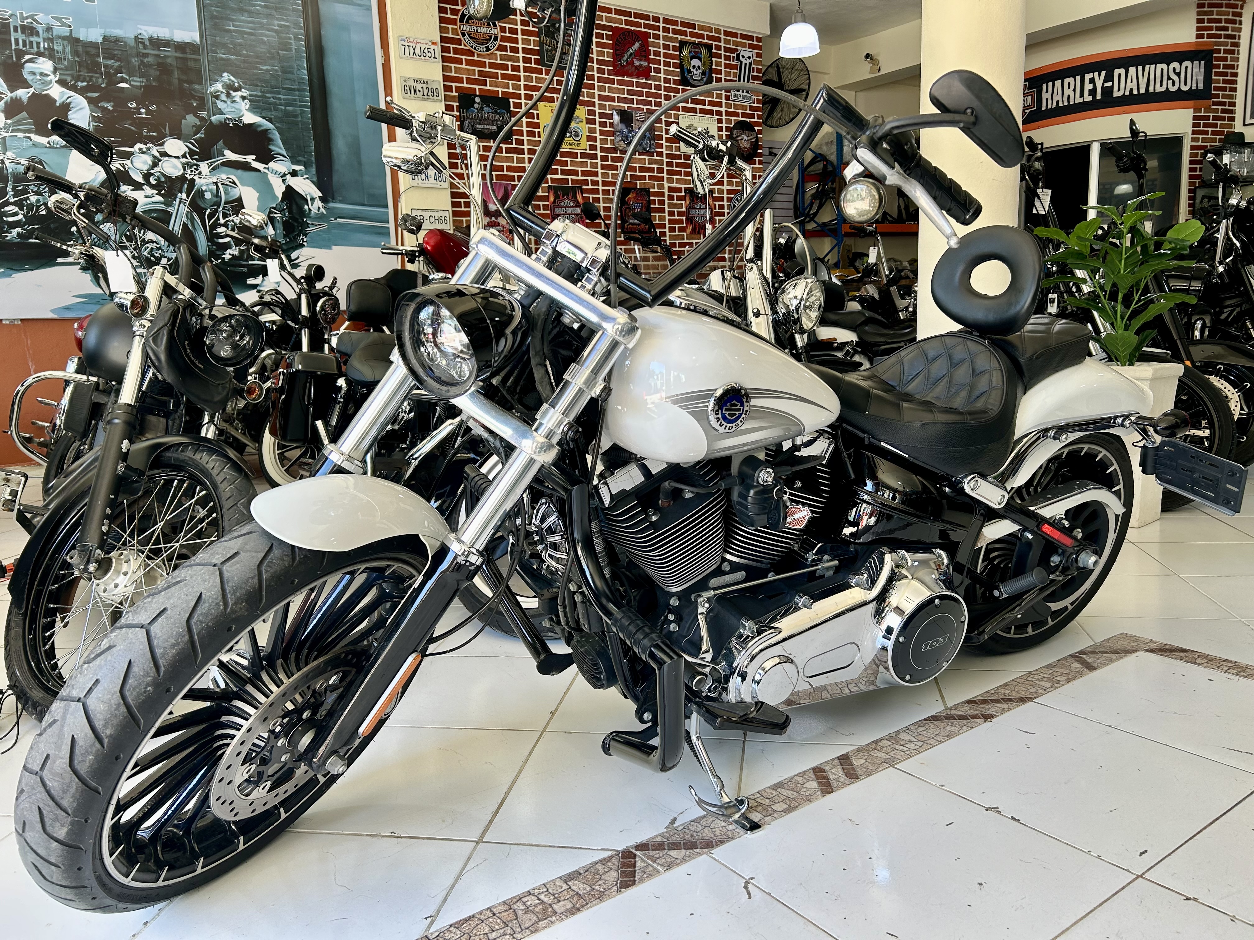 motores y pasolas - Harley Davidson Breakout año 2016