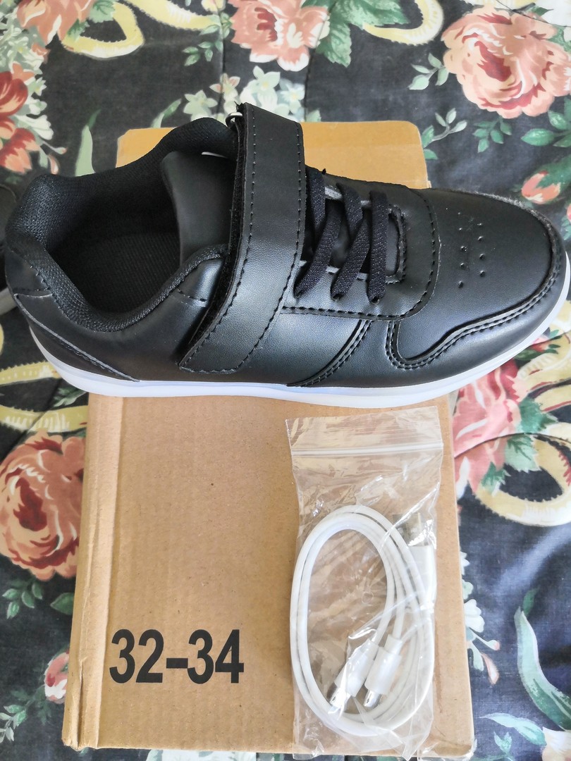 ropa y zapatos - zapatillas tenis sneakers niño negros suela con luz colores carga USB Size 32-34 5