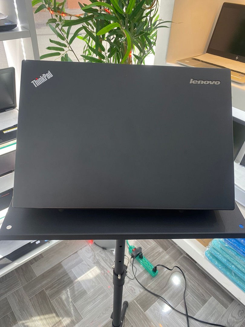 computadoras y laptops - Lenovo Thinkpad T450s 5ta Gen 14 pulg i7 12GB RAM 256GB SSD Windows 10
 1