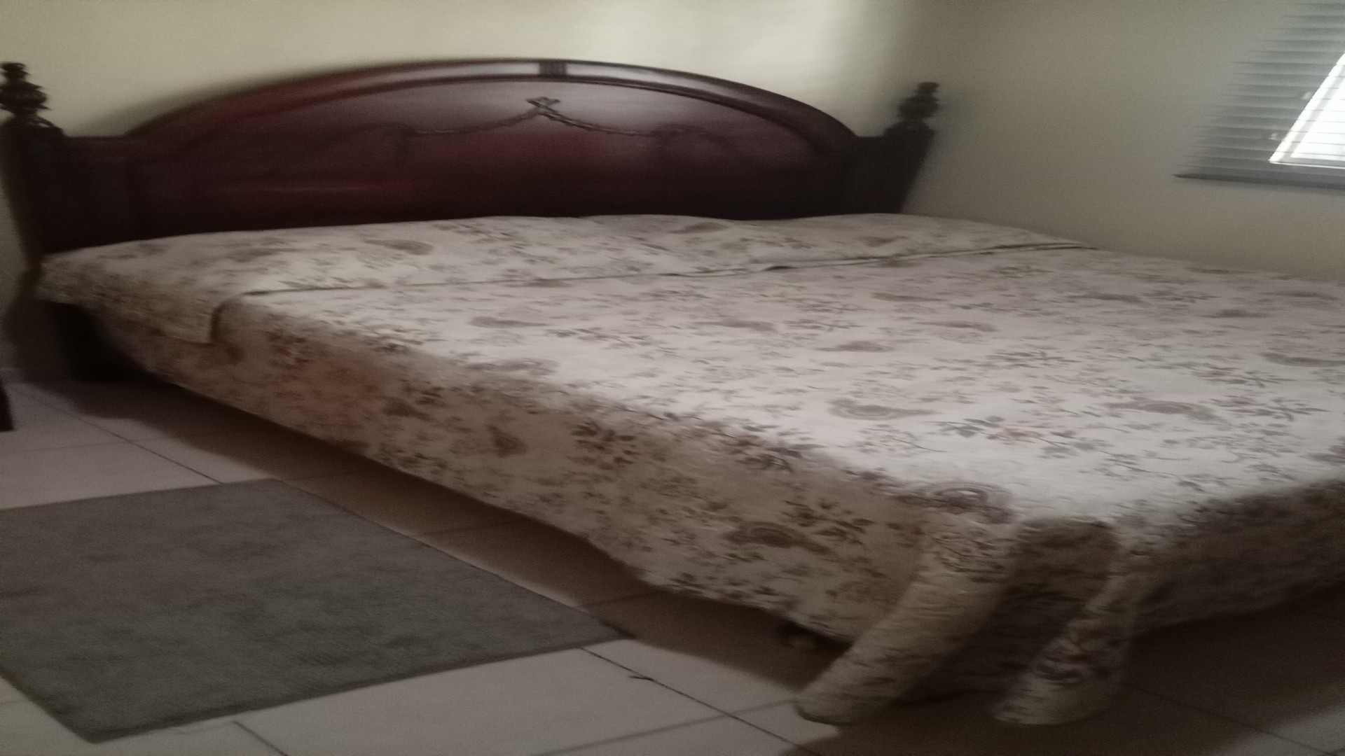 muebles y colchones - De oportunidad vendo espaldar y base de cama Queen en cahoba modelo Luid XV 1