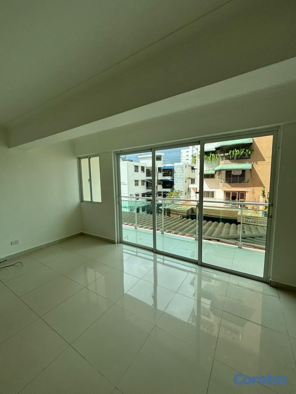 apartamentos - alquiló Evaristo Morales una hab 1.5 baños parqueo ascensor planta full gas com 1