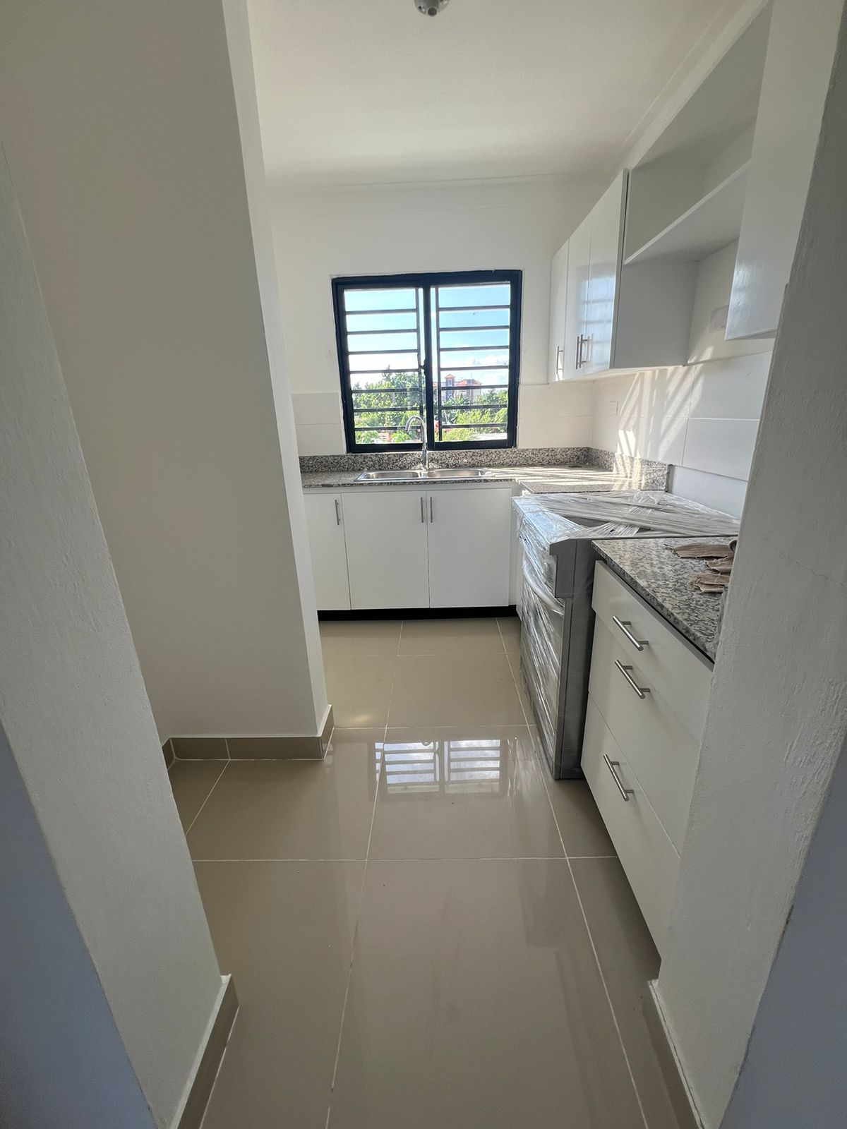 apartamentos - Apartamento con Balcón y cuarto de servicio +3 HAB/2BÑ ubicado en Las Américas 1