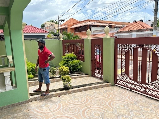 casas - Venta de amplia casa con patio en vista hermosa Santo Domingo este  6