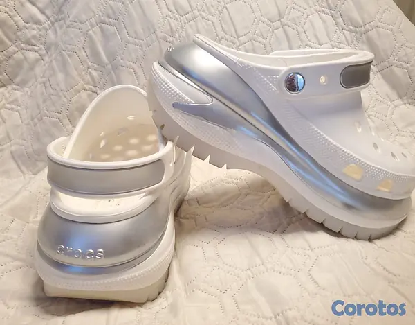 zapatos unisex - Crocs size 8, como nueva la compre en la casa en ny y solo la use una vez  4