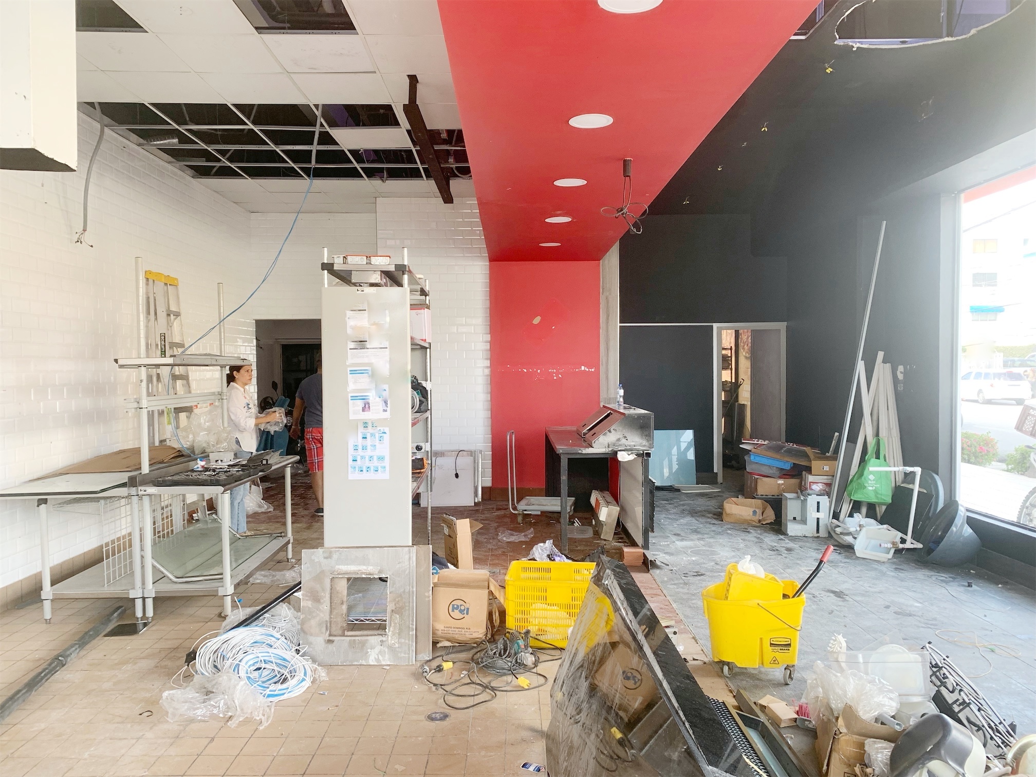 oficinas y locales comerciales - Local con triple altura céntrico y comercial 6