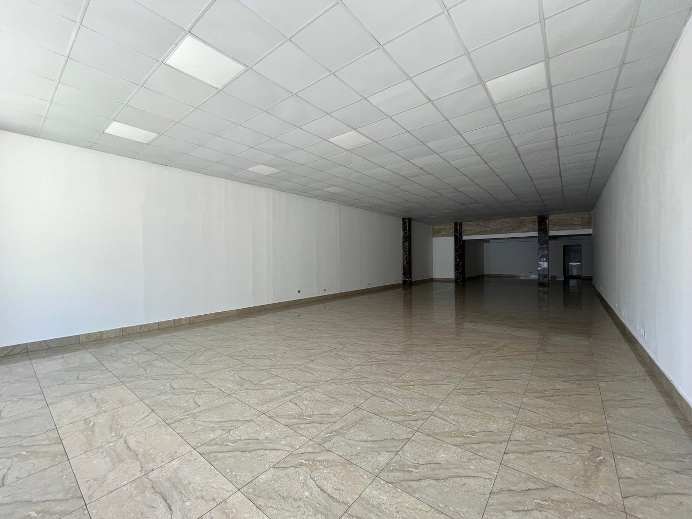 oficinas y locales comerciales - Amplio local comercial en reconocida plaza del ensanche Naco 7