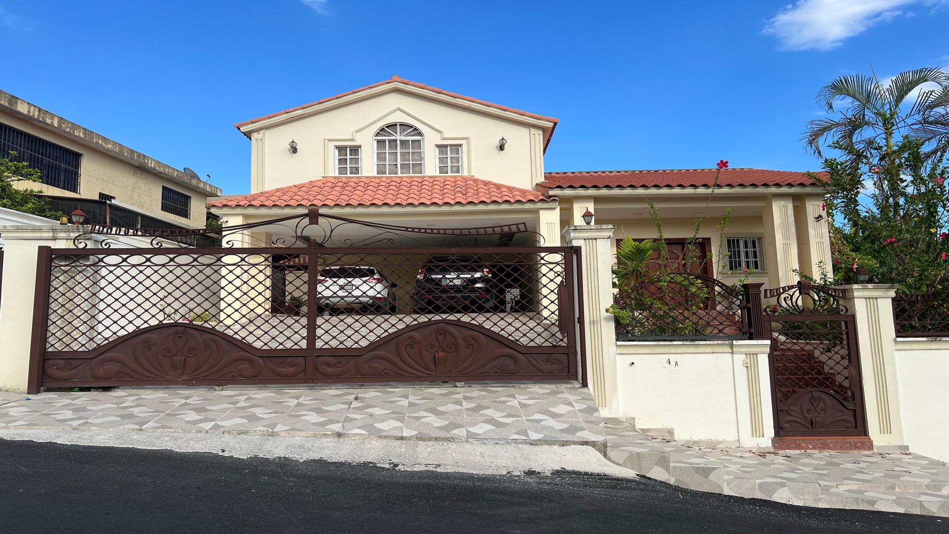 casas - Casa de 2 niveles en venta en Altos de Arroyo Hondo III